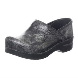 Dansko gray textured crackle metallic clog 40